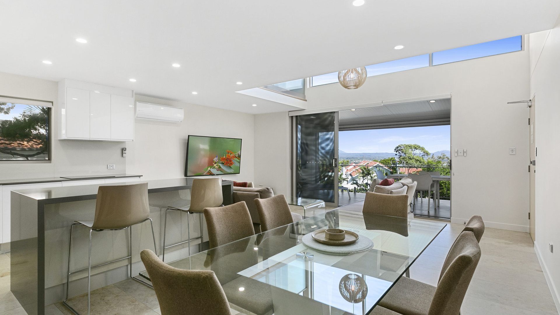 Exquisite Penthouse with views to Laguna Bay - Unit 3 Taralla 18 Edgar Bennett Avenue — image 9