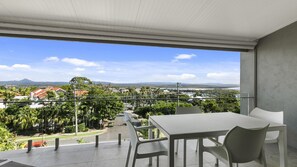 Outdoor dining - Exquisite Penthouse with views to Laguna Bay - Unit 3 Taralla 18 Edgar Bennett Avenue (Noosa Heads)
