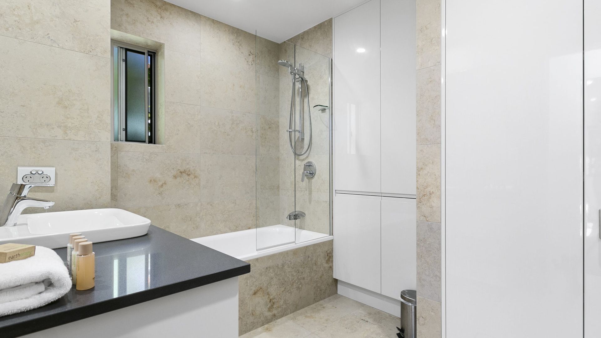 Exquisite Penthouse with views to Laguna Bay - Unit 3 Taralla 18 Edgar Bennett Avenue — image 11