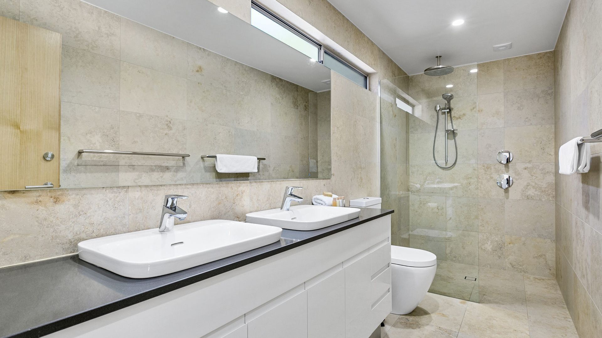 Exquisite Penthouse with views to Laguna Bay - Unit 3 Taralla 18 Edgar Bennett Avenue — image 13