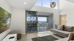 TV - Exquisite Penthouse with views to Laguna Bay - Unit 3 Taralla 18 Edgar Bennett Avenue (Noosa Heads)