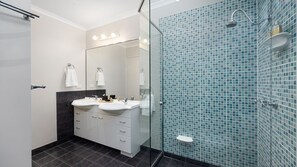 Shower, hair dryer - Unit 2/69 Noosa Parade, Noosa Heads (Noosa Heads)