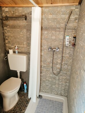 Suihku, hiustenkuivaaja, pyyhkeet, saippua