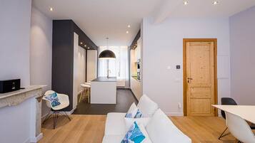 Smart-tv, videospelletjes, een dvd-speler en tafelvoetbal