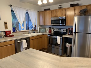 Een koelkast, een magnetron, een oven, een kookplaat