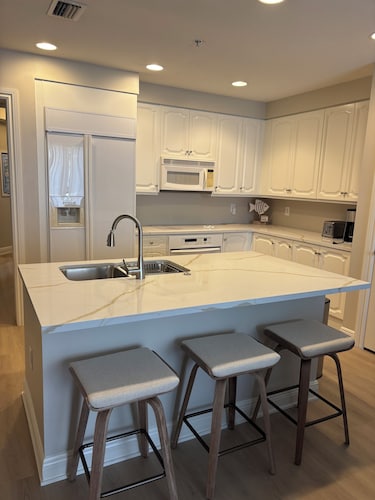 Updated 2 BR Condo in Esplanade, Great location in the middle of everything!