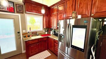 Kjøleskap, mikrobølgeovn, ovn og kokeplater