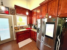 Geladeira grande, micro-ondas, fogão, cooktop