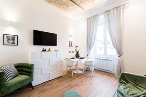 Interior - Charming Trastevere home overlooking a medieval church: suite, 3 baths, WiFi, AC (Roma)