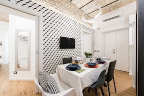 Dining - Charming Trastevere home overlooking a medieval church: suite, 3 baths, WiFi, AC (Roma)