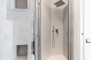 Shower, hair dryer, bidet, towels - Charming Trastevere home overlooking a medieval church: suite, 3 baths, WiFi, AC (Roma)