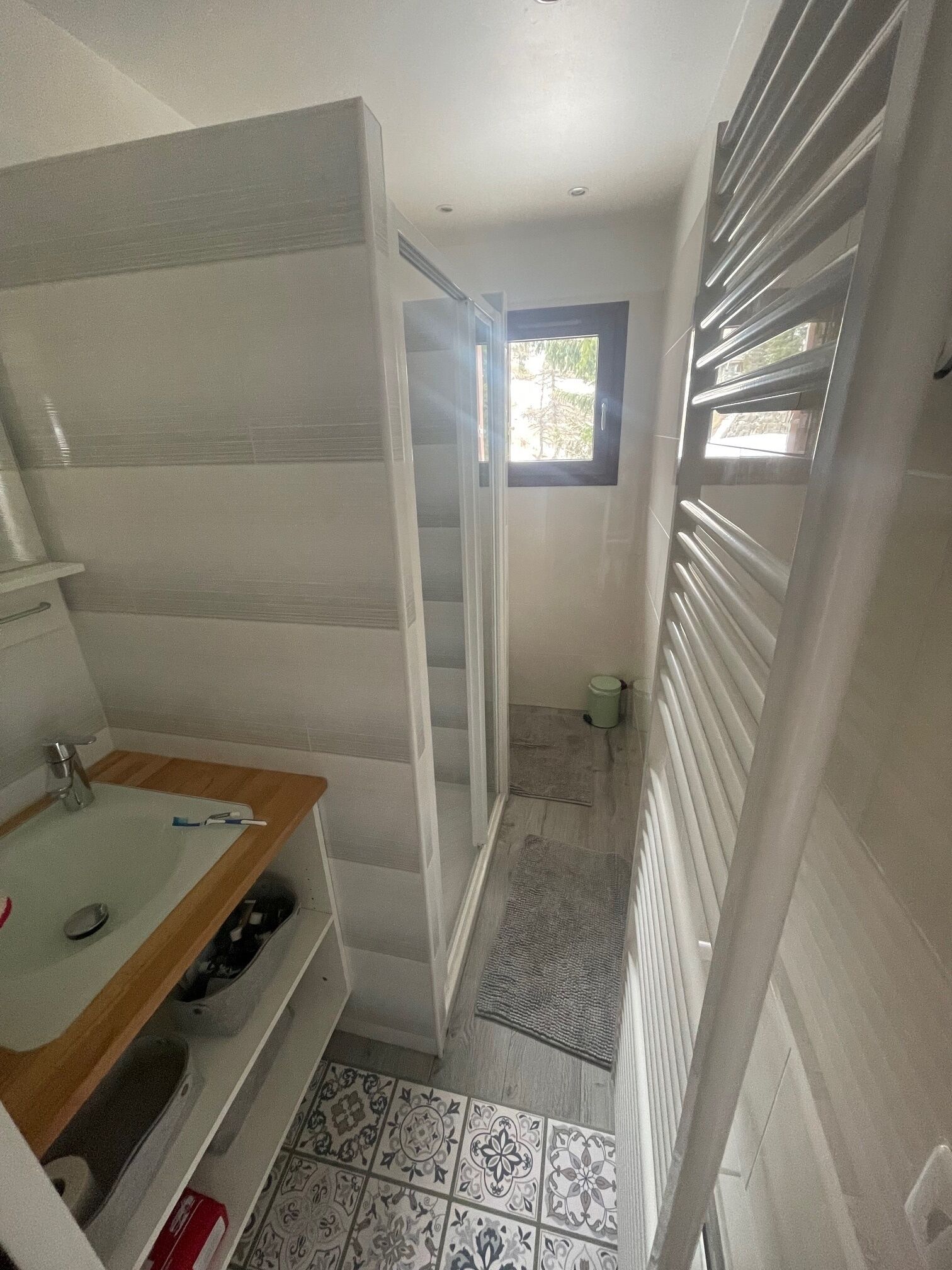 Douche, sèche-cheveux, papier toilette