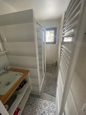 Dusj, hårføner og toalettpapir