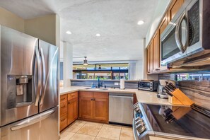 Fridge, microwave, oven, stovetop - Family fun! Recently remodeled. Closest Unit to the Amazing Pool (Lahaina)