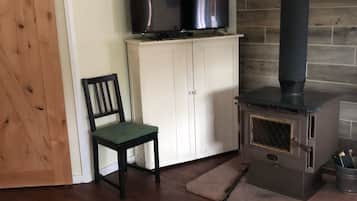 Smart-tv, eldstad, dvd-spelare och böcker