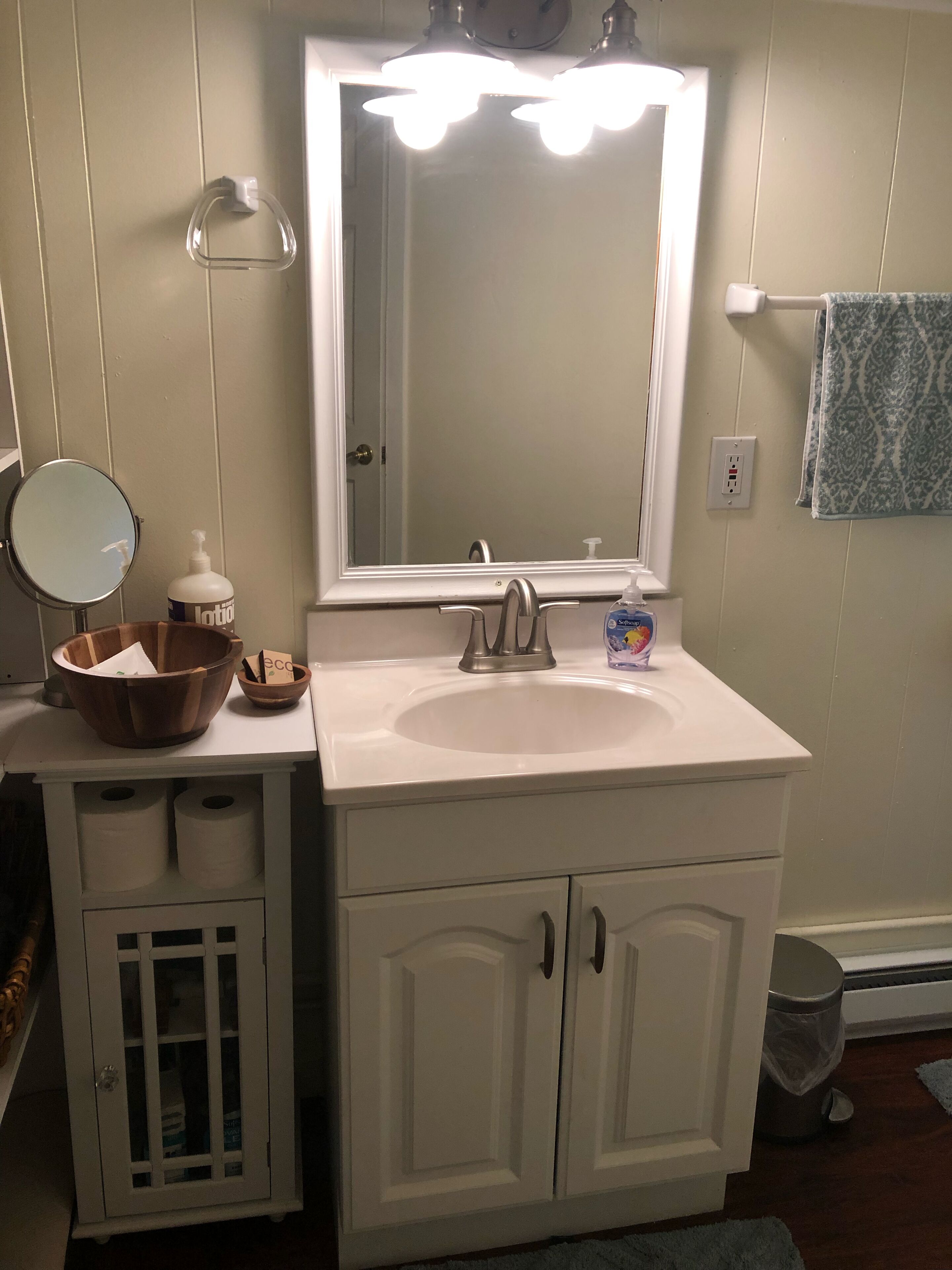 Chuveiro, toalhas de banho, sabonete, shampoo