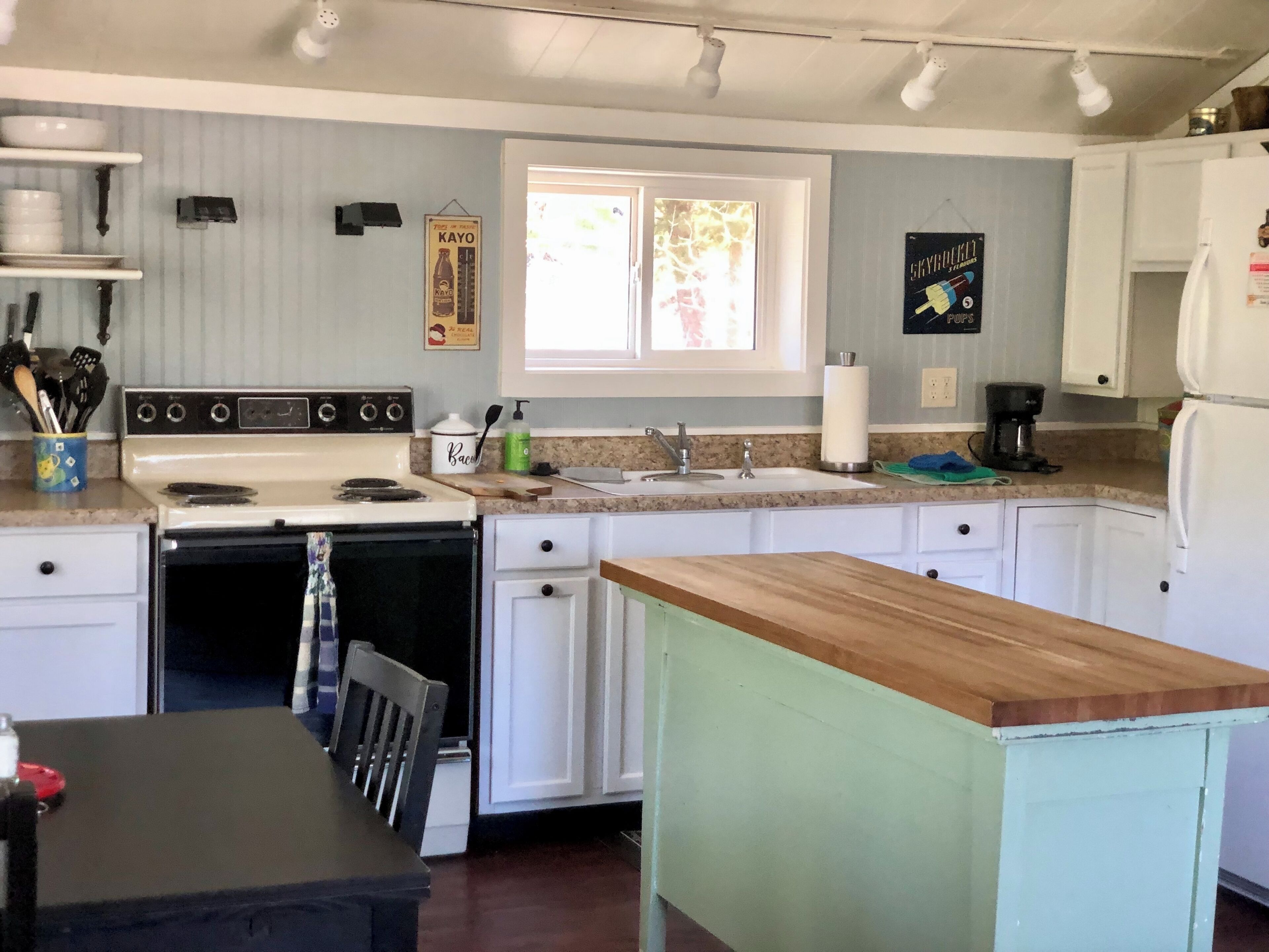 Réfrigérateur, four à micro-ondes, un four, surface de cuisson