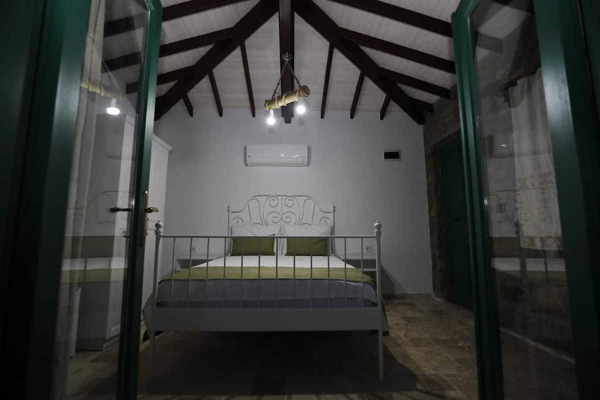 Soundproofing, free WiFi, bed sheets