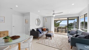 TV - Unit 6 Yaringa 29 Noosa Drive, Noosa Heads (Noosa Heads)