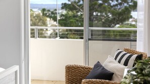 TV - Unit 6 Yaringa 29 Noosa Drive, Noosa Heads (Noosa Heads)