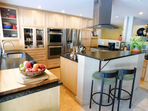 Mad River Valley Condo with Gourmet Kitchen, 2 Bedrooms, comfortably sleeps 6