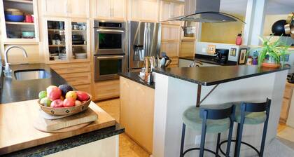 Mad River Valley Condo with Gourmet Kitchen, 2 Bedrooms, comfortably sleeps 6