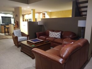 Fernseher, Kamin, DVD-Player, Bücher