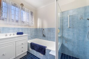 Shower, hair dryer - 29A Ballina Crescent - Relaxing Waterside Canal Home (Port Macquarie)
