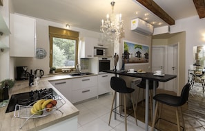 Fridge, microwave, oven, stovetop - GUEST HOUSE SUNSHINE (Pula)