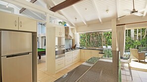 Jääkaappi, mikroaaltouuni, uuni, liesi