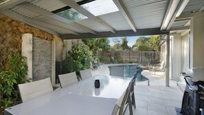 Outdoor dining - 8 Key Court, Noosa Heads (Noosa Heads)