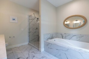 Combined shower/tub, jetted tub, hair dryer, towels