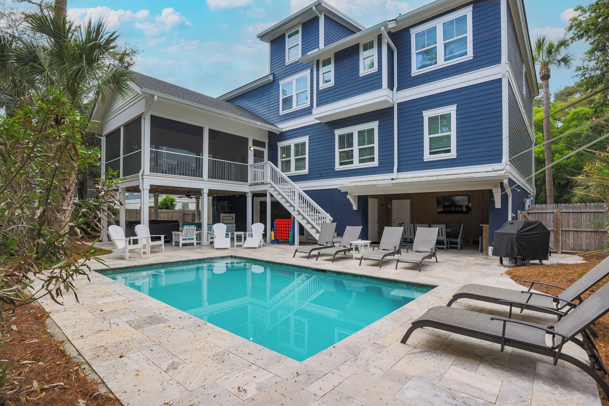 Una piscina al aire libre, una piscina climatizada