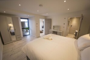 2 عدّة غرف نوم ومكواة/لوح كي وواي فاي مجانًا وملاءات أسرّة