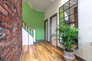 Interior - Luxury Liverpool Townhouse - 19 ppl Perfect for hens and friendly groups. (Liverpool)