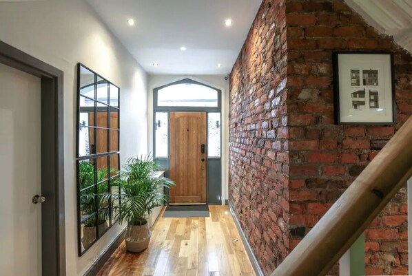 Interior - Luxury Liverpool Townhouse - 19 ppl Perfect for hens and friendly groups. (Liverpool)