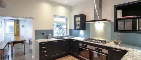 ثلاجة، ميكروويف، فرن، موقد طهي مسطح