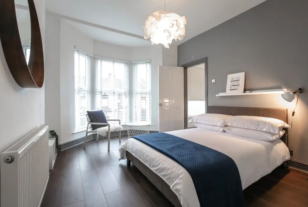 6 bedrooms, desk, WiFi, bed sheets