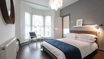 6 bedrooms, desk, WiFi, bed sheets