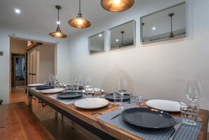 Dining - Luxury Liverpool Townhouse - 19 ppl Perfect for hens and friendly groups. (Liverpool)