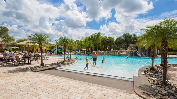 Inomhuspool och utomhuspool