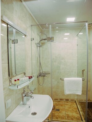 Chambre Double Deluxe | Salle de bain | Articles de toilette gratuits, serviettes fournies, savon