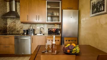 Réfrigérateur, micro-ondes, lave-vaisselle, cafetière/bouilloire