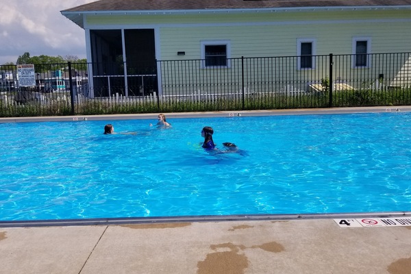 Een buitenzwembad en een verwarmd zwembad