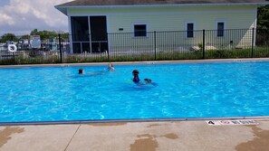 Alberca al aire libre y alberca climatizada