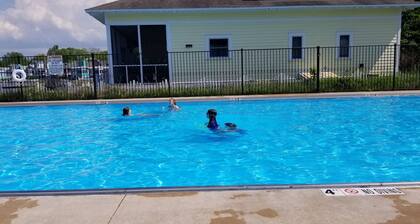 Kaunis, uusi 5 makuuhuoneen koti, 5 minuutin päässä Michigan-järveltä ja uima-altaalta!