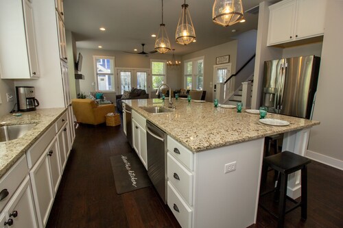 A Beautiful,  5 bedroom home, 5 Minutes from Lake Michigan and pool! Sleeps 20.