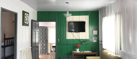 Una televisión de pantalla plana, videojuegos