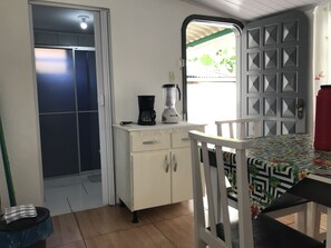 Geladeira, micro-ondas, cooktop, talheres/pratos/utensílios de cozinha