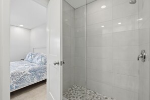 Ensemble douche/baignoire, sèche-cheveux, serviettes fournies, shampoing